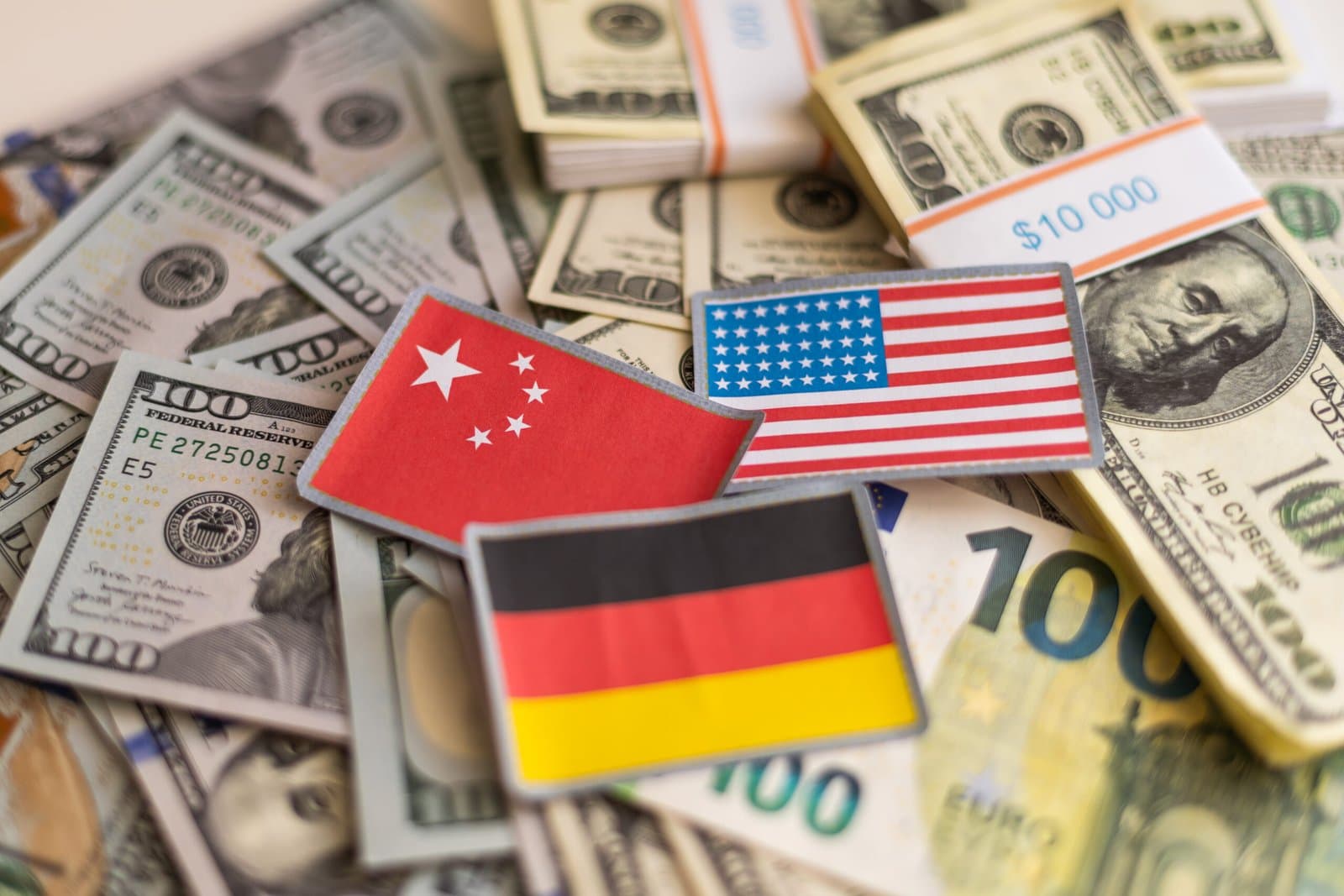 Cédulas e gráficos representam a economia global