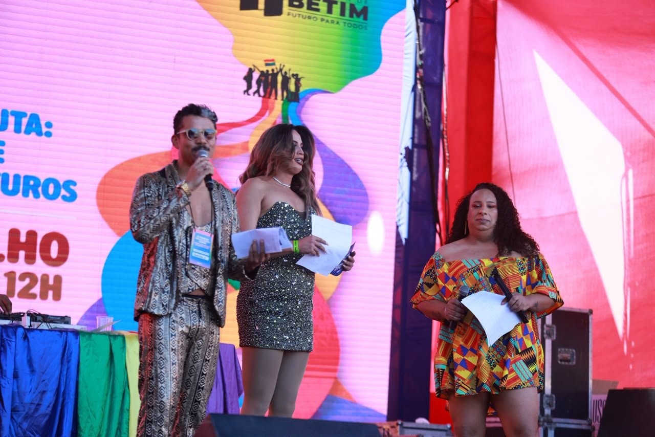 Público participa da 22ª Parada do Orgulho LGBTQIA+ de Betim